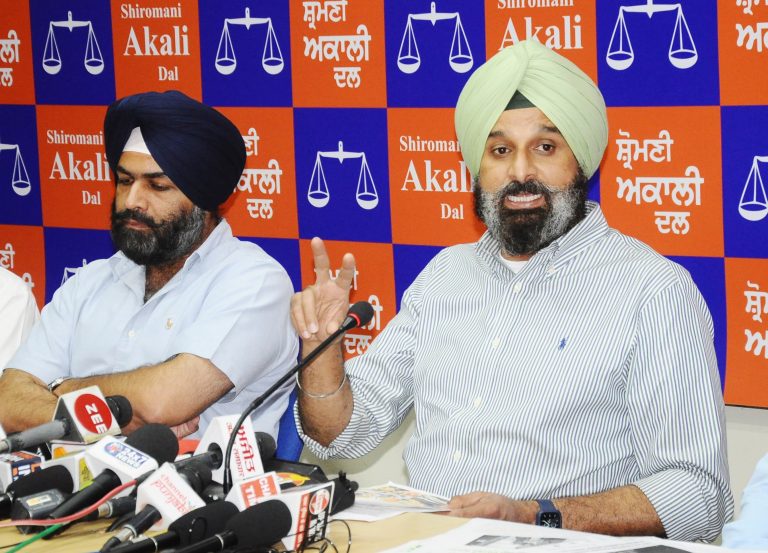 ਪੰਜਾਬ ਕਾਂਗਰਸ ਪ੍ਰਧਾਨ ਨਵਜੋਤ ਸਿੱਧੂ ਤੇ ਉਹਨਾਂ ਦੇ ਟੀਮ ਖਿਲਾਫ ਦੇਸ਼ ਧਰੋਹ ਦਾ ਮੁਕੱਦਮਾ ਦਰਜ ਕੀਤਾ ਜਾਵੇ : ਬਿਕਰਮ ਸਿੰਘ ਮਜੀਠੀਆ