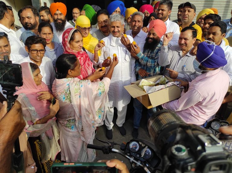 ਗੁਰਦੁਆਰਾ ਚੋਣਾਂ ਵਿੱਚ ਅਕਾਲੀ ਦਲ ਦੀ ਇਤਿਹਾਸਕ ਜਿੱਤ ਦੀ ਖ਼ੁਸ਼ੀ ਵਿਚ ਵੰਡੇ ਲੱਡੂ