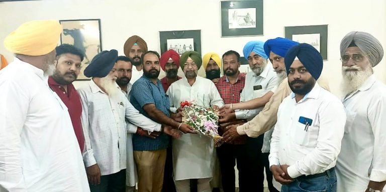 ਸਾਬਕਾ ਵਿਧਾਇਕ ਸਿੱਧੁ ਨੇ ਜ਼ਿਲਾ ਪ੍ਰਧਾਨ ਬਣਨ ਤੇ ਚਮਕੋਰ ਮਾਨ ਨੂੰ ਦਿੱਤੀਆ ਮੁਬਾਰਕਾਂ