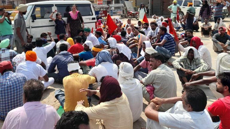 ਵਿਤ ਮੰਤਰੀ ਦਾ ਘਿਰਾਓ ਕਰਨ ਚੱਲੇ ਠੇਕਾ ਮੁਲਾਜਮਾਂ ਨੂੰ ਪ੍ਰਸਾਸਨ ਨੇ ਕੀਤਾ ਠੰਢਾ