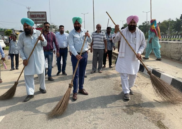 ਆਦਰਸ਼ ਨਗਰ ’ਚ ਕਾਂਗਰਸੀ ਆਗੂ ਟਹਿਲ ਸਿੰਘ ਸੰਧੂ ਨੇ ਸ਼ੁਰੂ ਕੀਤੀ ਸਫਾਈ ਅਭਿਆਨ ਮੁਹਿੰਮ
