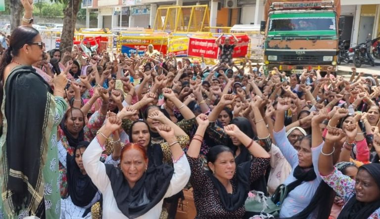 ਆਂਗਣਵਾੜੀ ਵਰਕਰਾਂ ਨੇ ਘੇਰਿਆ ਖਜਾਨਾ ਮੰਤਰੀ ਦਾ ਦਫਤਰ