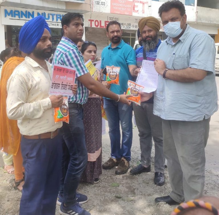 ਮਿਡ-ਡੇ-ਮੀਲ ਕਾਮਿਆਂ ਨੇ ਵਿਤ ਮੰਤਰੀ ਦੇ ਦਫ਼ਤਰ ਅੱਗੇ ਲੂਣ ਦੀਆਂ ਥੈਲੀਆਂ ਲੈ ਕੇ ਕੀਤਾ ਪ੍ਰਦਰਸ਼ਨ