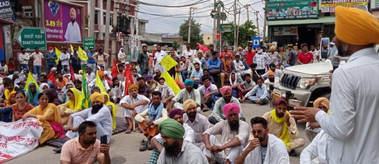 ਠੇਕਾ ਮੁਲਾਜਮਾਂ ਨੇ ਮੁੜ ਘੇਰਿਆ ਵਿੱਤ ਮੰਤਰੀ ਦਾ ਕਾਫ਼ਲਾ