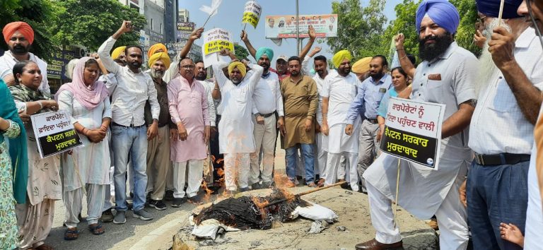 ਬਿਜਲੀ ਸਮਝੌਤੇ ਰੱਦ ਕਰਨ ਨਾ ਕਰਨ ’ਤੇ ਆਪ ਨੇ ਫੂਕੇ ਕੈਪਟਨ ਸਰਕਾਰ ਦੇ ਪੁਤਲੇ