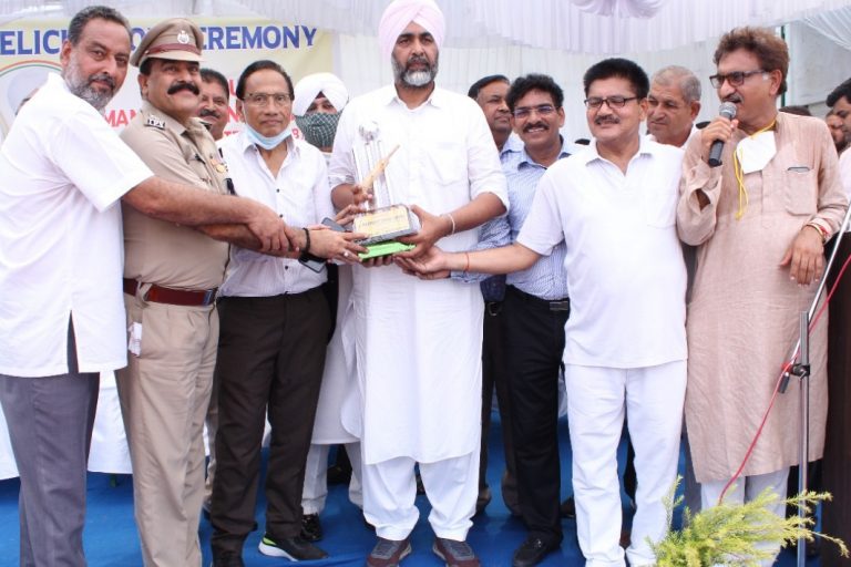 ਕਿ੍ਕਟ ਐਸੋਸੀਏਸ਼ਨ ਵਲੋਂ ਕਰਵਾਏ ਮੈਚਾਂ ਦੇ ਜੇਤੂਆਂ ਨੂੰ ਮਨਪ੍ਰੀਤ ਨੇ ਵੰਡੇ ਇਨਾਮ