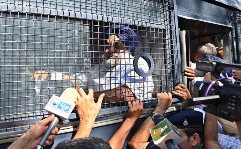 ਸੁਖਬੀਰ ਸਿੰਘ ਬਾਦਲ ਨੇ ਰਾਜ ਭਵਨ ਅੱਗੇ ਭਾਰੀ ਬੈਰੀਕੇਡਿੰਗ ਦੇ ਨੇੜੇ ਧਰਨਾ ਦੇਣ ਮਗਰੋਂ ਦਿੱਤੀ ਗ੍ਰਿਫਤਾਰੀ