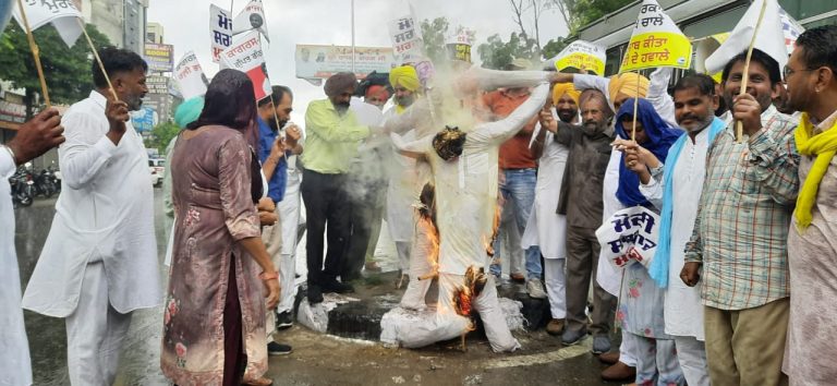 ਬੀ ਐੱਸ ਐੱਫ ਦੇ ਅਧਿਕਾਰ ਖੇਤਰ ਵਧਾਉਣ ’ਤੇ ਆਪ ਨੇ ਫੂਕਿਆ ਮੋਦੀ ਅਤੇ ਚੰਨੀ ਦਾ ਪੁਤਲਾ