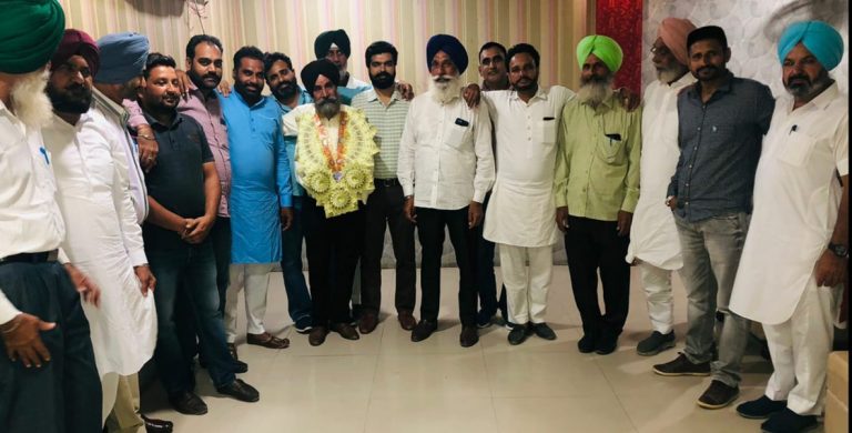 ਸਹਿਕਾਰੀ ਸਭਾਵਾਂ ਦੇ ਮੁਲਾਜਮਾਂ ਨੇ ਸਾਥੀ ਦਾ ਕੀਤਾ ਸਨਮਾਨ