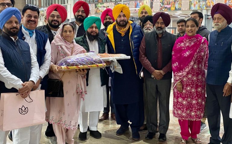 ਨਵਜੋਤ ਸਿੱਧੂ,ਅਰੁਣਾ ਚੌਧਰੀ, ਪਰਗਟ ਸਿੰਘ ਤੇ ਸੰਗਤ ਸਿੰਘ ਗਿਲਜੀਆ ਸਣੇ ਪੰਜਾਬ ਦੇ ਜੱਥੇ ਵੱਲੋਂ ਸ੍ਰੀ ਕਰਤਾਰਪੁਰ ਸਾਹਿਬ ਵਿਖੇ ਅਕੀਦਤ ਭੇਂਟ