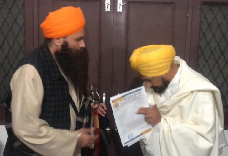 ਬੇਅਦਬੀ ਕਾਂਡ ਦੇ ਦੋਸ਼ੀਆਂ ਨੂੰ ਫੜਨ ਲਈ ਜਥੇਦਾਰ ਦਾਦੂਵਾਲ ਨੇ ਮੁੱਖ ਮੰਤਰੀ ਚੰਨੀ ਨੂੰ ਦਿੱਤਾ ਮੰਗ ਪੱਤਰ