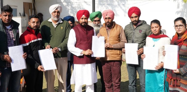 ਮੁੱਖ ਮੰਤਰੀ ਨੇ ਖੇਤੀ ਕਾਨੂੰਨਾਂ ਵਿਰੁੱਧ ਸੰਘਰਸ਼ ਦੌਰਾਨ ਜਾਨਾਂ ਗੁਆਉਣ ਵਾਲੇ ਕਿਸਾਨਾਂ ਦੇ 11 ਪਰਿਵਾਰਕ ਮੈਂਬਰਾਂ ਨੂੰ ਸੌਂਪੇ ਨਿਯੁਕਤੀ ਪੱਤਰ