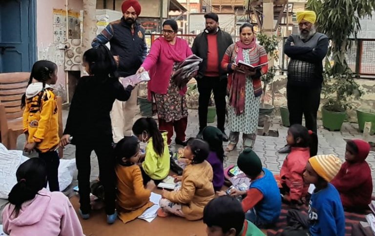 ਇਵਨਿੰਗ ਸਕੂਲ ਦੇ ਬੱਚਿਆਂ ਨੂੰ ਸਮਾਜਸੇਵੀ ਵੱਲੋਂ ਗਰਮ ਕੋਟੀਆਂ ਦਿੱਤੀਆਂ