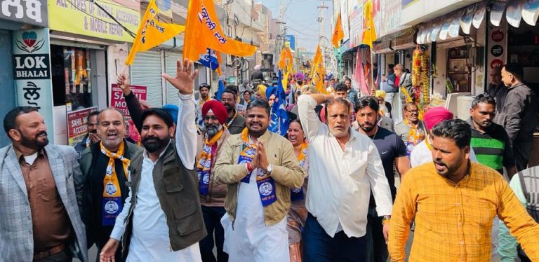 ਸਾਬਕਾ ਵਿਧਾਇਕ ਸਿੰਗਲਾ ਦੇ ਹੱਕ ਵਿਚ ਪੁੱਤਰ ਵਲੋਂ ਲਾਈਨੋਂ ਪਾਰ ਬਾਜ਼ਾਰਾਂ ਵਿਚ ਪੈਦਲ ਯਾਤਰਾ