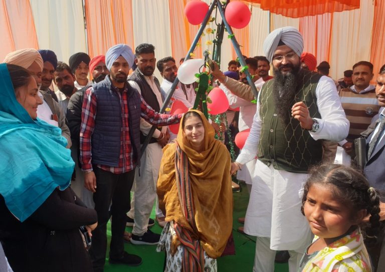 ਪਿੰਡ ਨਸੀਬਪੁਰਾ ਵਿਖੇ ਰਵੀਪਰੀਤ ਸਿੱਧੂ ਤੇ ਰਿਤਿਕਾ ਸਿੱਧੂ ਨੂੰ ਬਰਫ਼ੀ ਨਾਲ ਤੋਲਿਆ