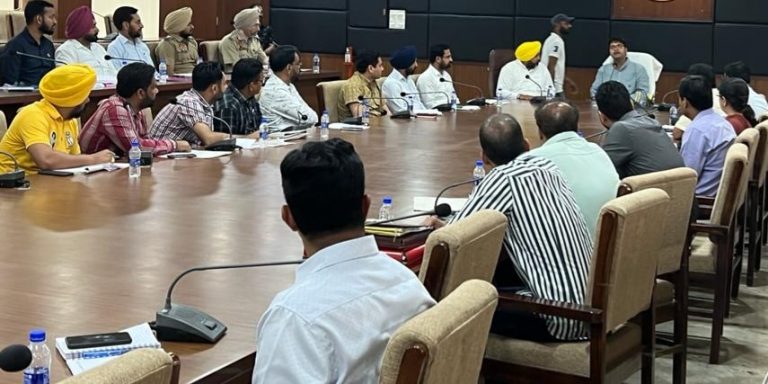 ਵਿਧਾਇਕ ਅਮਿਤ ਰਤਨ ਵੱਲੋਂ ਡੀਸੀ ਸਮੇਤ ਸਾਰੇ ਵਿਭਾਗਾਂ ਦੇ ਅਧਿਕਾਰੀਆਂ ਨਾਲ ਮੀਟਿੰਗ