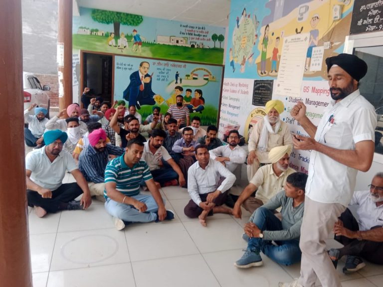 ਤਿੰਨ ਮਹੀਨਿਆਂ ਤੋਂ ਰੁਕੀਆਂ ਤਨਖਾਹਾਂ ਦੇ ਰੋਸ ਵਜੋਂ ਆਧਿਆਪਕਾਂ ਨੇ ਦਿੱਤਾ ਰੋਸ ਧਰਨਾ