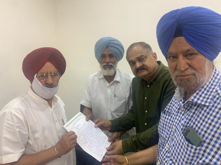 ਗਰੀਨ ਐਵਨਿਊ ਕਲੋਨੀ ਨਿਵਾਸੀਆਂ ਨੇ ਗੇਟ ਪੁੱਟਣ ਦੇ ਵਿਰੋਧ ‘ਚ ਵਿਧਾਇਕ ਨੂੰ ਦਿੱਤਾ ਮੰਗ ਪੱਤਰ