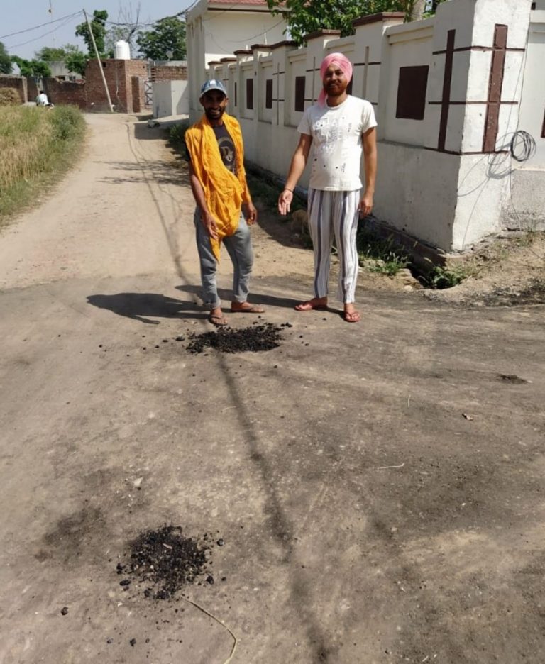 ਹਾਲ ’ਚ ਬਣੀ ਸੜਕ ਟੁੱਟਣੀ ਹੋਈ ਸ਼ੁਰੂ, ਰਾਹਗੀਰ ਪ੍ਰੇਸ਼ਾਨ