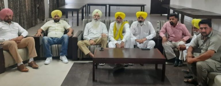 ਕਿਸਾਨ ਜਥੇਬੰਦੀ ਵੱਲੋਂ ਮਨਿਸਟਰੀਅਲ ਕਾਮਿਆਂ ਅਤੇ ਆਗੂਆਂ ਨਾਲ ਕੀਤੀ ਮੀਟਿੰਗ  