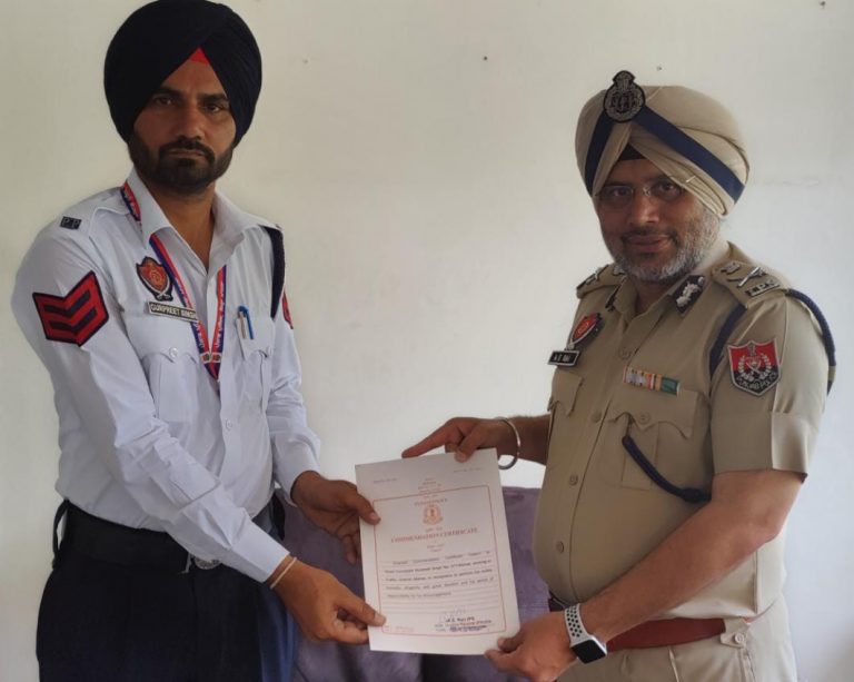 ਡਿਊਟੀ ਦੌਰਾਨ ਇਮਾਨਦਾਰੀ ਦਿਖਾਉਣ ਲਈ ਹੈੱਡ ਕਾਂਸਟੇਬਲ ਸਨਮਾਨਿਤ