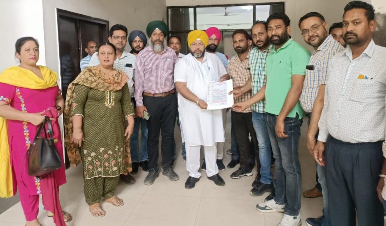 ਪੁਰਾਣੀ ਪੈਨਸ਼ਨ ਪ੍ਰਾਪਤੀ ਫਰੰਟ ਨੇ ਵਿਧਾਇਕ ਨੂੰ ਦਿੱਤਾ ਮੰਗ ਪੱਤਰ  