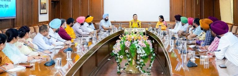 ਅਮਨ ਅਰੋੜਾ ਵੱਲੋਂ ਲੋਕ ਸੰਪਰਕ ਅਧਿਕਾਰੀਆਂ ਨੂੰ ਸਰਕਾਰ ਤੇ ਜਨਤਾ ਦਰਮਿਆਨ ਮਜ਼ਬੂਤ ਕੜੀ ਵਜੋਂ ਕੰਮ ਕਰਨ ਦੀ ਹਦਾਇਤ