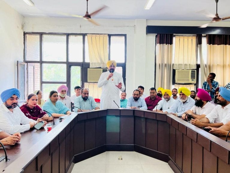 ਸੰਗਠਨ ਦੀ ਮਜਬੂਤੀ ਲਈ ਆਪ ਦੇ ਸੂਬਾ ਸਕੱਤਰ ਵੱਲੋਂ ਅਹੁਦੇਦਾਰਾਂ ਅਤੇ ਵਲੰਟੀਅਰਜ ਨਾਲ ਮੀਟਿੰਗ