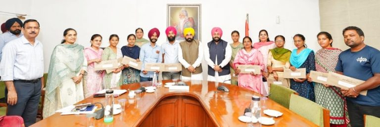 ਮੁੱਖ ਮੰਤਰੀ ਨੇ ਈ.ਟੀ.ਟੀ-6635 ਵਾਲੇ ਅਧਿਆਪਕਾਂ ਨੂੰ ਸੌਂਪੇ ਸਟੇਸਨ ਅਲਾਟਮੈਂਟ ਪੱਤਰ