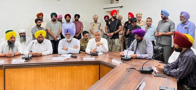 ਕੁਲਦੀਪ ਸਿੰਘ ਧਾਲੀਵਾਲ ਵੱਲੋਂ ਮੰਗਾਂ ਜਲਦ ਪੂਰੀਆਂ ਕਰਨ ਦੇ ਭਰੋਸੇ ਤੋਂ ਬਾਅਦ ਗੰਨਾ ਕਾਸਤਕਾਰਾਂ ਨੇ ਰੋਸ ਪ੍ਰਦਰਸ਼ਨ ਦਾ ਸੱਦਾ ਲਿਆ ਵਾਪਸ