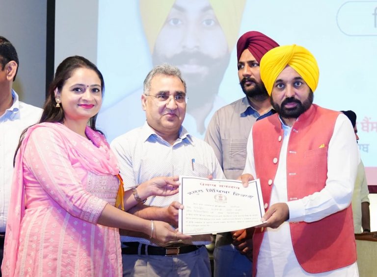 ਮੁੱਖ ਮੰਤਰੀ ਵੱਲੋਂ ਸੂਬੇ ਦੇ 8736 ਅਧਿਆਪਕਾਂ ਦੀਆਂ ਸੇਵਾਵਾਂ ਰੈਗੂਲਰ ਕਰਨ ਦਾ ਐਲਾਨ