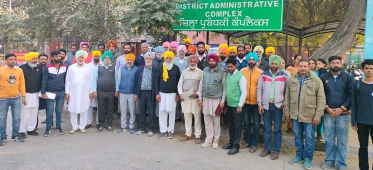 ਭ੍ਰਿਸ਼ਟਾਚਾਰ ਵਿਰੁਧ ਡਟਣ ਵਾਲੇ ਅਧਿਕਾਰੀਆਂ ਦੀ ਖੱਜਲ ਖੁਆਰੀ ਰੋਕਣ ਲਈ ਜਨਤਕ ਜਥੇਬੰਦੀਆਂ ਦਾ ਵਫ਼ਦ ਡੀਸੀ ਨੂੰ ਮਿਲਿਆ