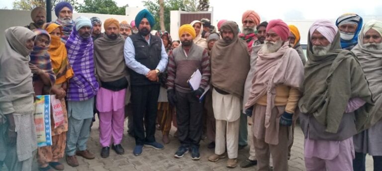 ਪਿੰਡ ਭੋਖੜਾ ਦੇ ਕੱਟੇ ਰਾਸ਼ਨ ਕਾਰਡਾਂ ਦੀ ਲਿਸਟ ਮਜਦੂਰਾਂ ਨੇ ਵਿਧਾਇਕ ਨੂੰ ਸੌਂਪੀ