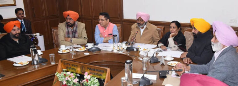 ਕੈਬਨਿਟ ਸਬ-ਕਮੇਟੀ ਵੱਲੋਂ ਬੇਜ਼ਮੀਨੇ ਮਜ਼ਦੂਰਾਂ ਅਤੇ ਠੇਕਾ ਮੁਲਾਜ਼ਮਾਂ ਦੀਆਂ ਜਾਇਜ਼ ਮੰਗਾਂ ਦੇ ਹੱਲ ਲਈ ਵਿਚਾਰ ਵਟਾਂਦਰਾ