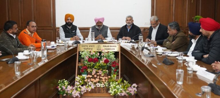 ਕੈਬਨਿਟ ਸਬ-ਕਮੇਟੀ ਵੱਲੋਂ ਟਰੱਕ ਆਪ੍ਰੇਟਰਾਂ ਨਾਲ ਮੀਟਿੰਗ, ਸਾਰਥਕ ਹੱਲ ਕੱਢਣ ਦਾ ਭਰੋਸਾ