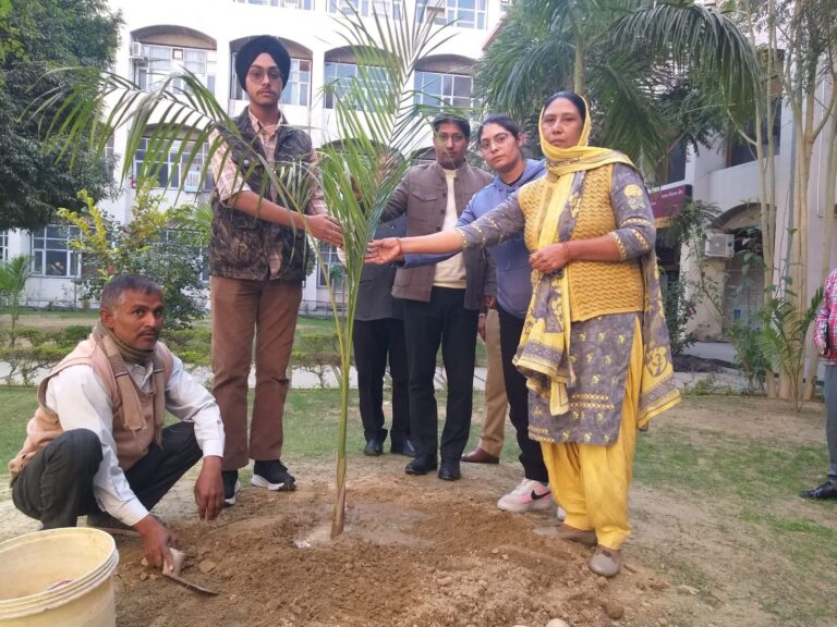 ਡਿਪਟੀ ਕਮਿਸ਼ਨਰ ਤੇ ਪਰਿਵਾਰਕ ਮੈਂਬਰਾਂ ਨੇ ਸਵ: ਜਸਵਿੰਦਰ ਦੀ ਯਾਦ ਚ ਲਗਾਇਆ ਪੌਦਾ