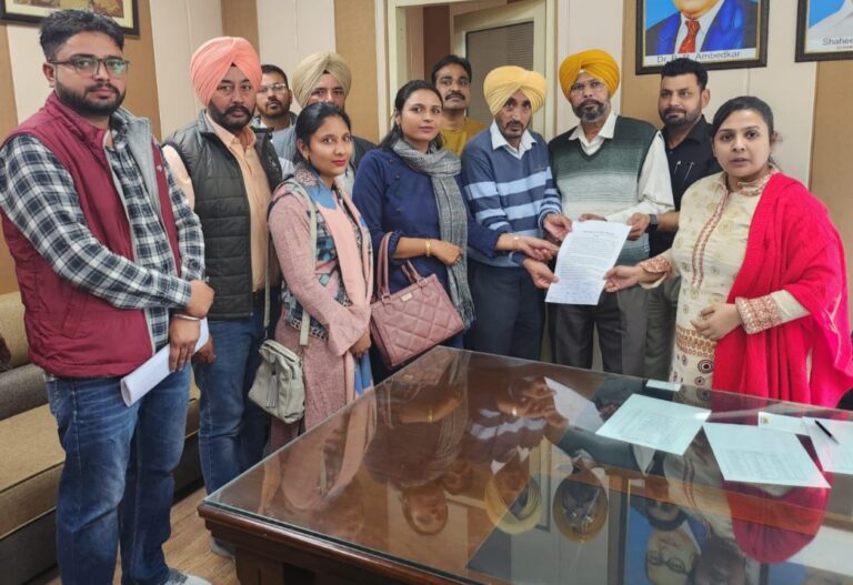 ਤਨਖਾਹਾਂ ਨਾ ਮਿਲਣ ਦੇ ਵਿਰੋਧ ‘ਚ ਪੰਚਾਇਤ ਸਕੱਤਰ/ਵੀ.ਡੀ.ਓ. ਯੂਨੀਅਨ ਨੇ ਖੋਲਿਆ ਸਰਕਾਰ ਵਿਰੁੱਧ ਮੋਰਚਾ