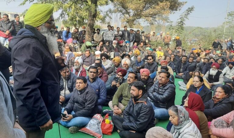 ਪੰਜਾਬ ਦੇ ਸਰਕਾਰੀ ਸਹਾਇਤਾ ਪ੍ਰਾਪਤ ਸਕੂਲਾਂ ਦੇ ਹਜ਼ਾਰਾਂ ਅਧਿਆਪਕਾ ਤੇ ਪੈਨਸ਼ਨਰਾ ਵਲੋਂ ਛੇਵੇਂ ਤਨਖ਼ਾਹ ਕਮਿਸ਼ਨ ਦੀਆ ਸਿਫਾਰਸ਼ਾਂ ਲਾਗੂ ਕਰਵਾਉਣ ਲਈ ਡੀ ਪੀ ਆਈ ਦਫ਼ਤਰ ਅੱਗੇ ਦਿੱਤਾ ਧਰਨਾ