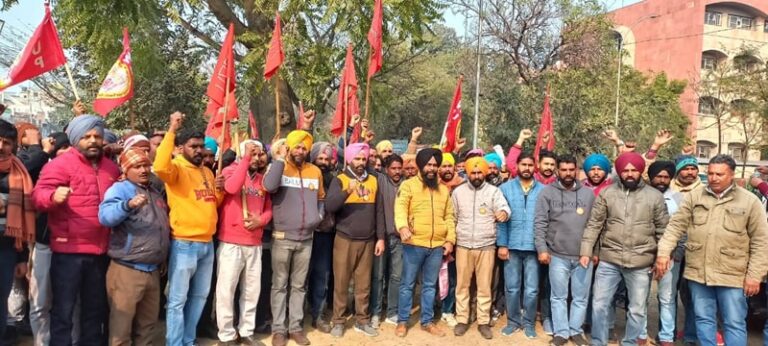 ਠੇਕਾ ਮੁਲਾਜ਼ਮਾਂ ਨੇ ਮੁੱਖ ਮੰਤਰੀ ਦੀ ਆਮਦ ਮੌਕੇ ਸ਼ਹਿਰ ਵਿੱਚ ਕੀਤਾ ਰੋਸ਼ ਪ੍ਰਦਰਸ਼ਨ