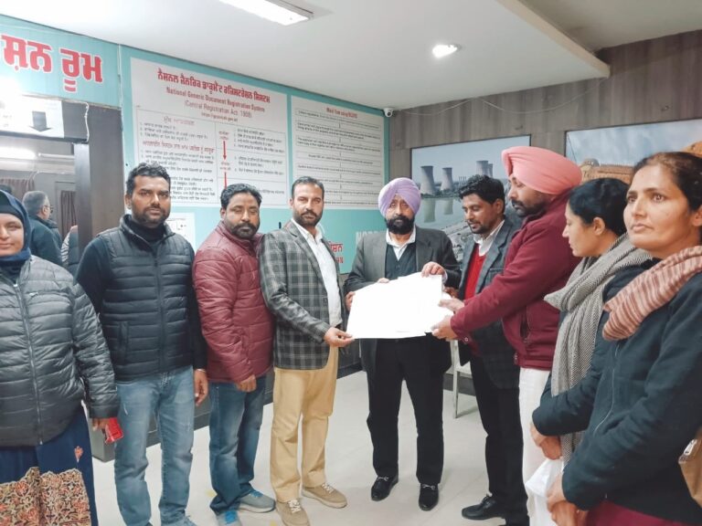 ਡੈਮੋਕ੍ਰੇਟਿਕ ਟੀਚਰਜ਼ ਫਰੰਟ ਵੱਲੋਂ ਅਧਿਆਪਕਾਂ ਦੀਆਂ ਮੰਗਾਂ ਸਬੰਧੀ ਡੀਸੀ ਰਾਹੀਂ ਪੰਜਾਬ ਸਰਕਾਰ ਨੂੰ ਭੇਜਿਆ ਯਾਦ ਪੱਤਰ