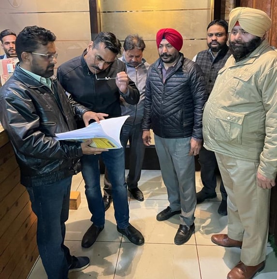 ਐਕਸਾਈਜ਼ ਵਿਭਾਗ ਦੀਆਂ ਟੀਮਾਂ ਵੱਲੋਂ ਪੁਲਿਸ ਨਾਲ ਮਿਲਕੇ ਸ਼ਹਿਰ ਵਿਚ ਬਿਨਾਂ ਪਰਮਿਟ ਸ਼ਰਾਬ ਪਿਲਾਉਣ ਵਾਲੇ ਹੋਟਲਾਂ ਤੇ ਰੈਸਟੋਰੈਂਟਾਂ ਉਪਰ ਛਾਪੇਮਾਰੀ