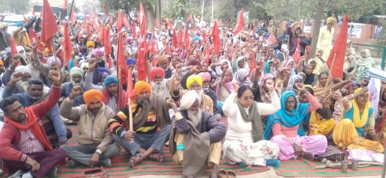 ਸਾਂਝੇ ਮਜ਼ਦੂਰ ਮੋਰਚੇ ਵੱਲੋਂ ਬਠਿੰਡਾ ਦੇ ਜ਼ਿਲ੍ਹਾ ਕੰਪਲੈਕਸ ਅੱਗੇ ਚਿਤਾਵਨੀ ਰੈਲੀ