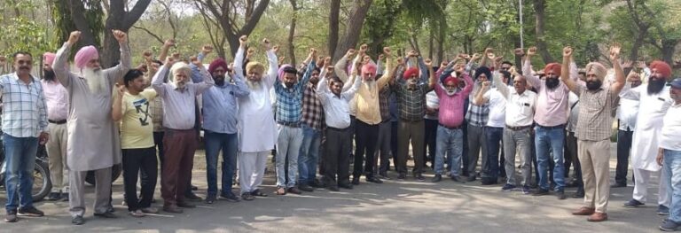 ਸਹਾਇਕ ਲਾਈਨਮੈਨਾਂ ਵਿਰੁਧ ਦਰਜ਼ ਪਰਚਿਆਂ ਨੂੰ ਰੱਦ ਕਰਾਉਣ ਲਈ ਥਰਮਲ ਪਲਾਂਟ ਦੇ ਮੇਨ ਗੇਟ ’ਤੇ ਕੀਤੀ ਰੋਸ਼ ਰੈਲੀ