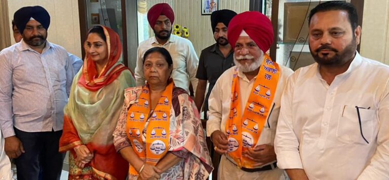 ਆਮ ਆਦਮੀ ਪਾਰਟੀ ਅਤੇ ਕਾਂਗਰਸ ਦੇ ਆਗੂ ਸਮਰਥਕਾਂ ਸਮੇਤ ਅਕਾਲੀ ਦਲ ਵਿੱਚ ਸ਼ਾਮਲ