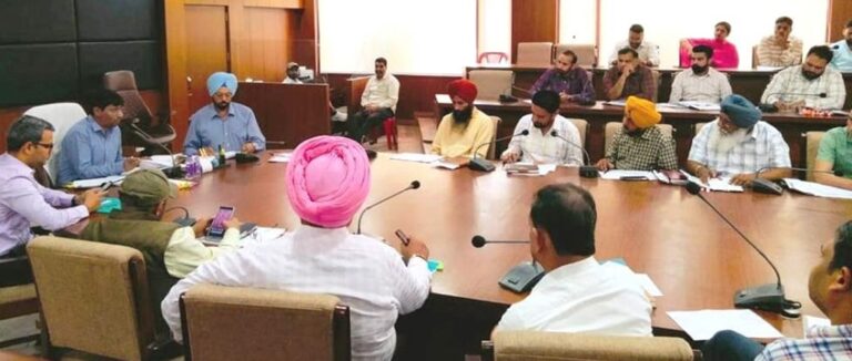 ਡਿਪਟੀ ਕਮਿਸ਼ਨਰ ਨੇ ਜ਼ਿਲ੍ਹੇ ਅੰਦਰ ਚੱਲ ਰਹੇ ਰਹੇ ਵਿਕਾਸ ਕਾਰਜਾਂ ਸਬੰਧੀ ਕੀਤੀ ਸਮੀਖਿਆ ਮੀਟਿੰਗ