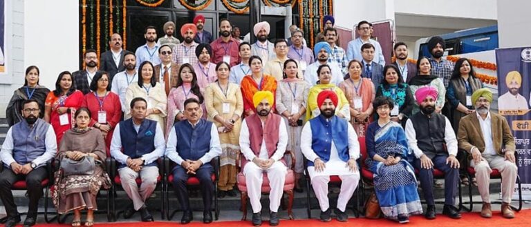 ਸਿੰਗਾਪੁਰ ਟਰੇਨਿੰਗ ਲਈ ਜਾਣ ਵਾਲੇ ਪ੍ਰਿੰਸੀਪਲਾਂ ਦੇ ਦੂਜੇ ਬੈਚ ਨੂੰ ਮੁੱਖ ਮੰਤਰੀ ਨੇ ਵਿਖਾਈ ਹਰੀ ਝੰਡੀ