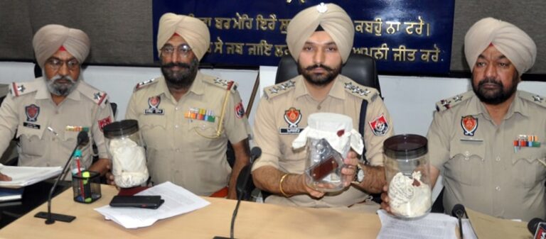 ਵਪਾਰੀ ਦੇ ਘਰ ’ਚ ਦਾਖ਼ਲ ਹੋ ਕੇ ਲੱਖਾਂ ਦੇ ਗਹਿਣੇ ਤੇ ਨਗਦੀ ਲੁੱਟਣ ਵਾਲੇ ਗਿਰੋਹ ਪੁਲਿਸ ਵਲੋਂ ਕਾਬੂ, ਸੱਤ ਕਾਬੂ