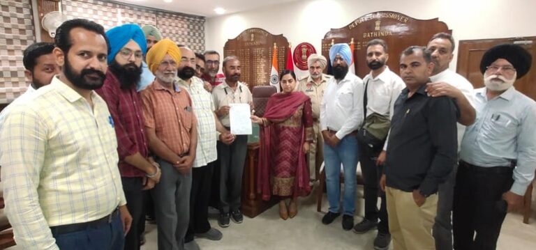ਪ੍ਰੈਸ ’ਤੇ ਲਗਾਈ ਅਣਐਲਾਨੀ ਐਂਮਰਜੈਂਸੀ ਵਿਰੁੱਧ ਗਵਰਨਰ ਦੇ ਨਾਮ ਸੌਂਪਿਆ ਮੰਗ ਪੱਤਰ