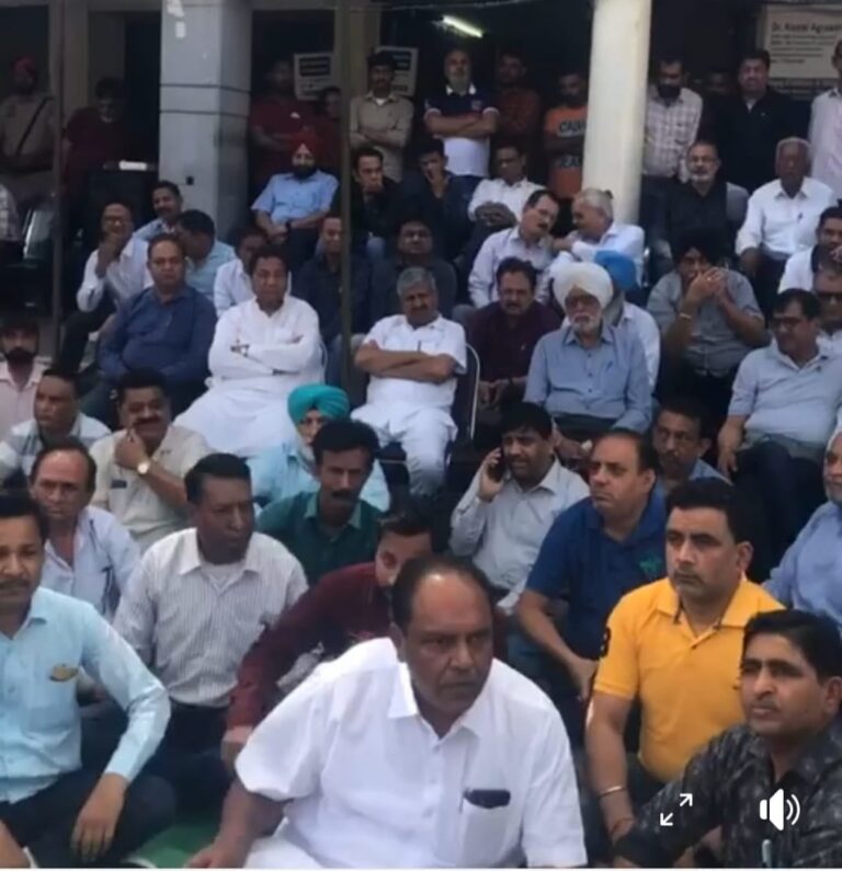 ਨਗਰ ਨਿਗਮ ਦੀ ਕਾਰਵਾਈ ਵਿਰੁਧ ਦੁਕਾਨਦਾਰਾਂ ਦਾ ਦੂਜੇ ਦਿਨ ਵੀ ਗੁੱਸਾ ਫੁੱਟਿਆ