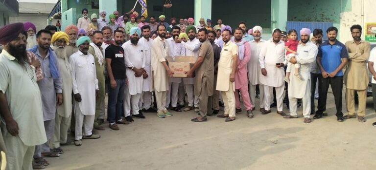ਜਿੱਤ ਦੀ ਖੁਸ਼ੀ ’ਚ ਮੌੜ ਦੇ ਟਰੱਕ ਓਪਰੇਟਰਾਂ ਨੇ ਰਾਜੂ ਢੱਡੇ ਦੀ ਅਗਵਾਈ ਹੇਠ ਲੱਡੂ ਵੰਡੇ